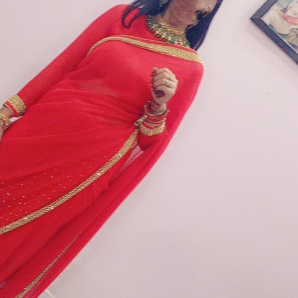 Red Beautiful Saree for Weddings Function Birthday Karwa and Diwali Party gowns - Picture 3 of 5